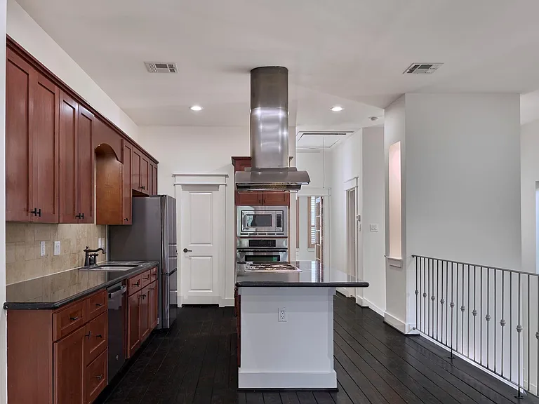 5516 Larkin St — Photo 4