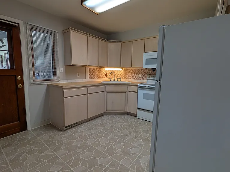2625 E Mission Ave — Photo 5