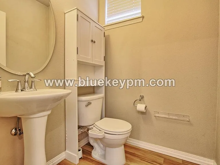 985 SE Tamango St — Photo 8