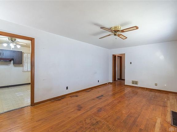 5th image of 221 E Parkwood Dr