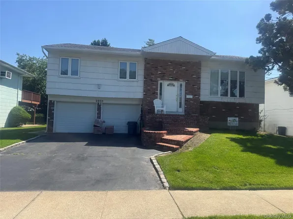2955 Bond Dr, Merrick, NY 11566