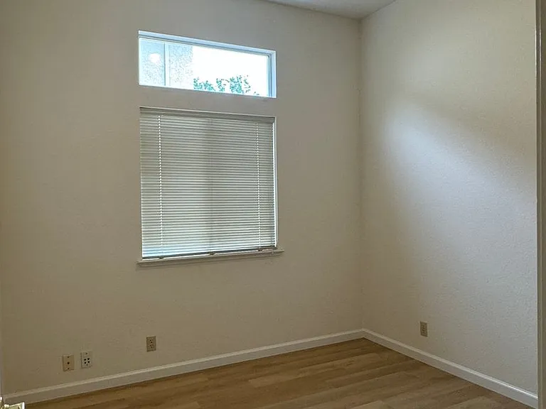 1422 Lorimer Way — Photo 10