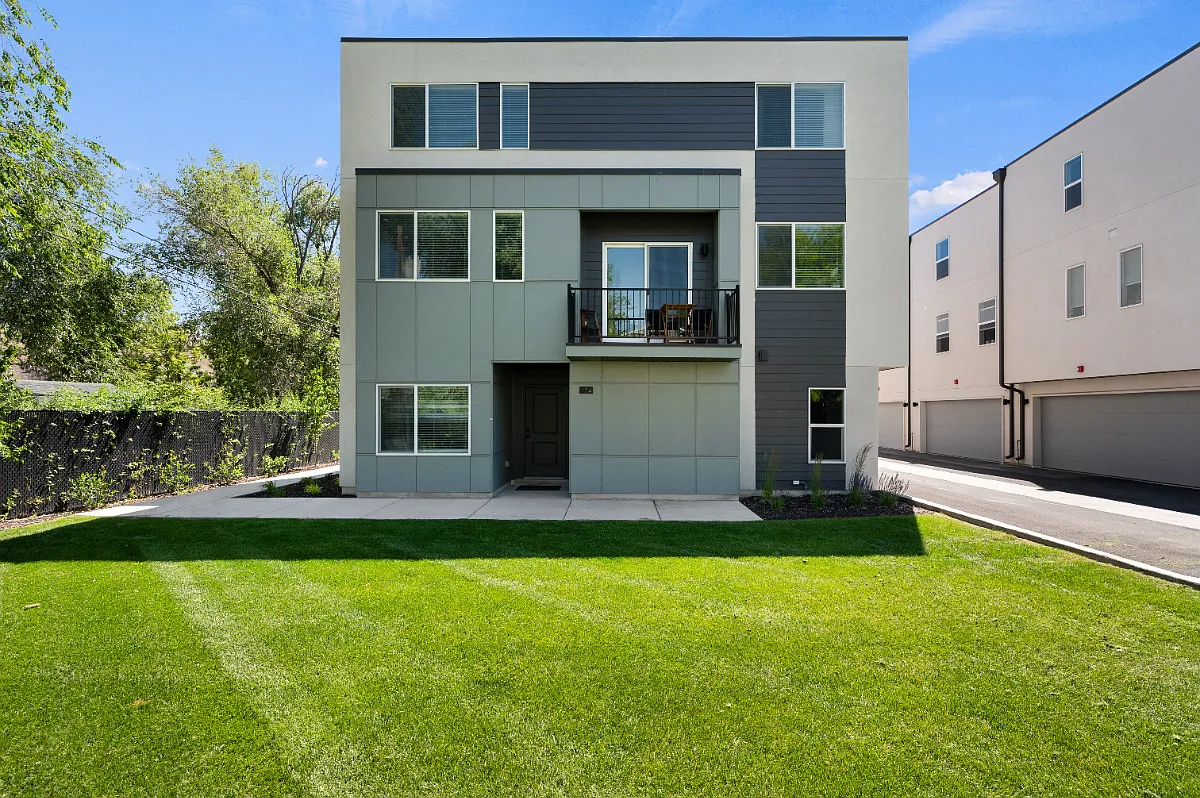 359 N 700 W — Photo 1
