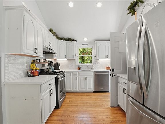 3rd image of 514 Wareham Rd