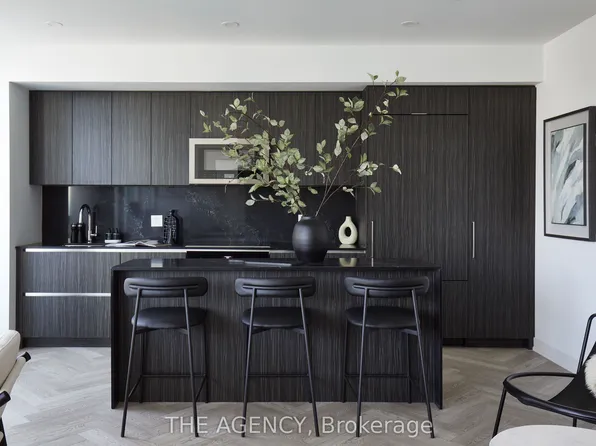 327 King St W #Penthouse 03, Toronto, ON M5V 0W7