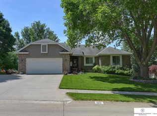 1011 Michael Dr, Papillion, NE 68046