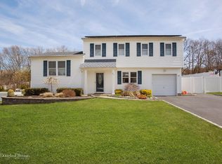 51 Roberta Ave, Farmingville, NY 11738