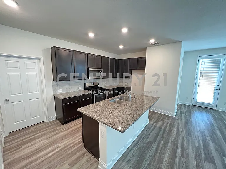 2605 Warren Ln — Photo 9