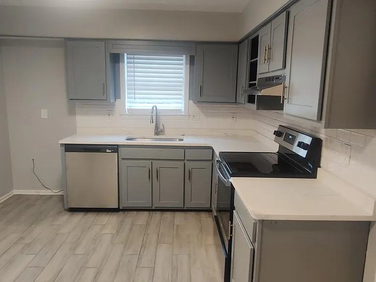 3315 Foxbriar Dr — Photo 3