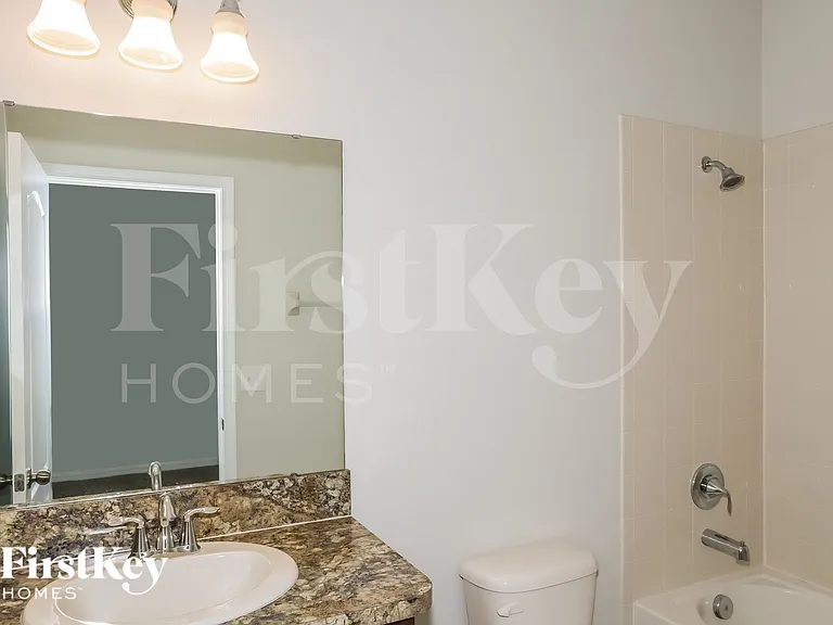2309 Grantham Ave — Photo 13