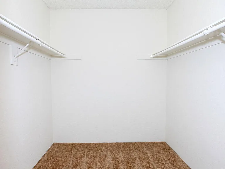 Carlyle Square Apartment Homes — Photo 29
