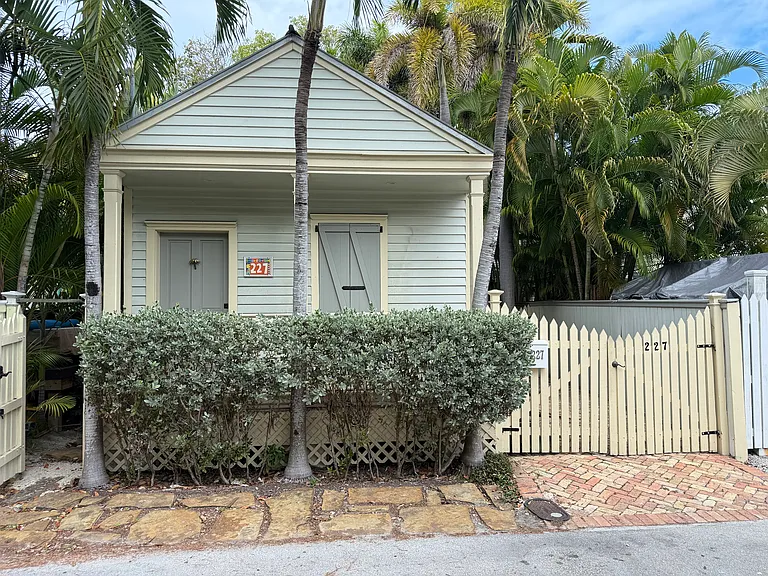 227 Julia St — Photo 3