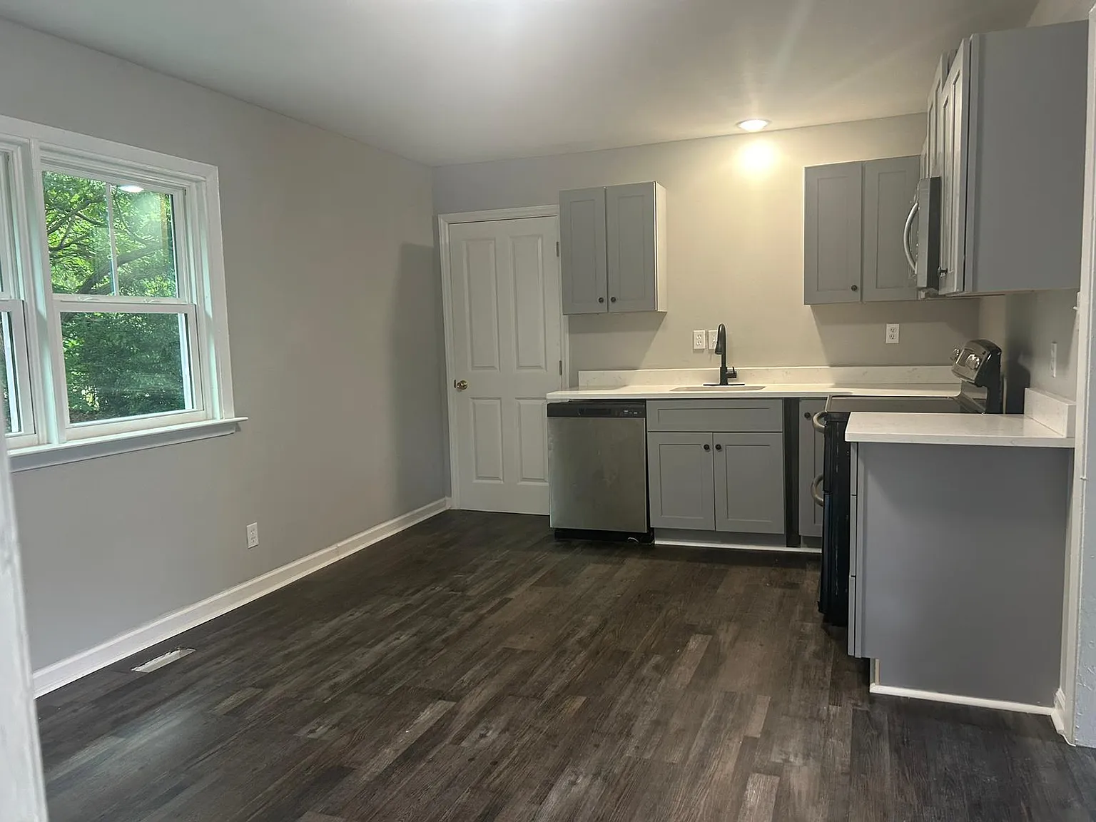 3 bed, 954 sqft, $1,495 — Photo 2