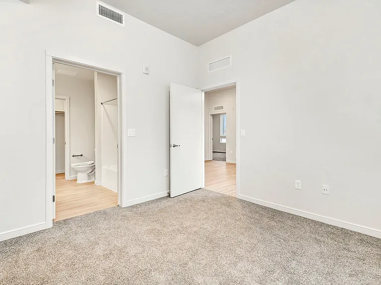 Parkway Apartments — Photo 37