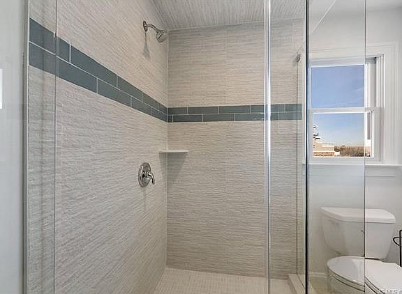 5th image of 203 E 33rd St