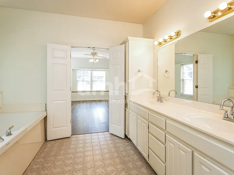1436 W Plymouth St N — Photo 14