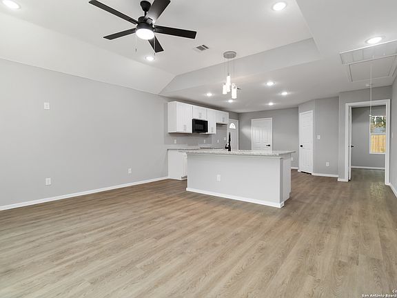 5th image of 519 W Mitchell