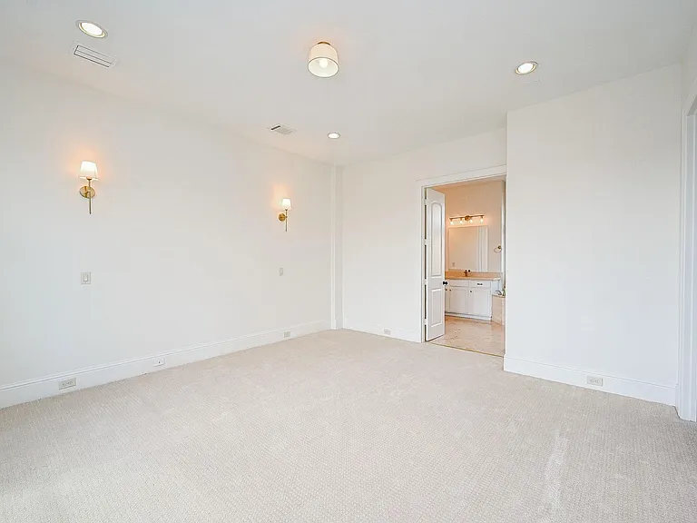 1825 W 24th St — Photo 15