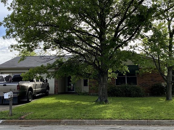 5th image of 429 NW Charlyne Dr