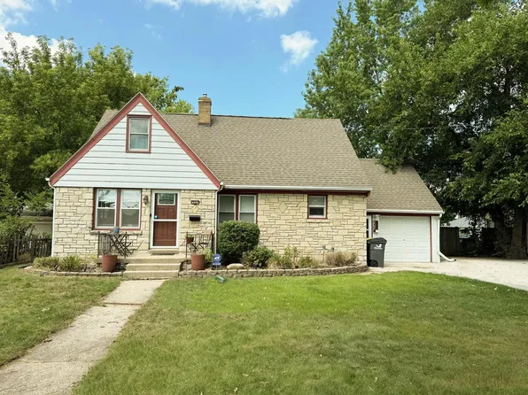 602 E College AVENUE, Waukesha, WI 53186