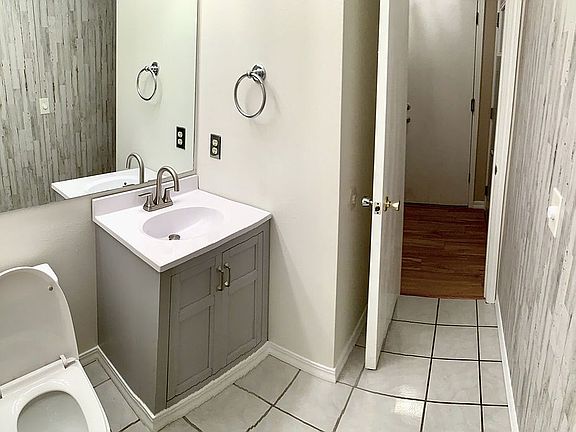 Half Bathroom on the main le