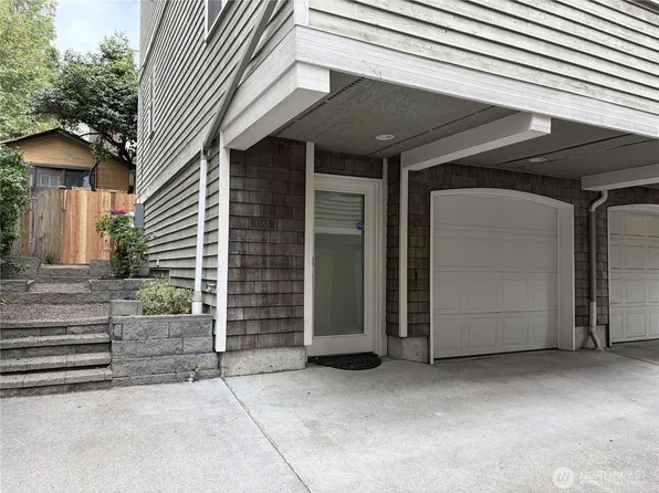 158 15th #B, Seattle, WA 98122