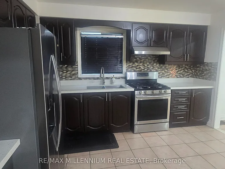 32 Abelard Ave #UPPER — Photo 4