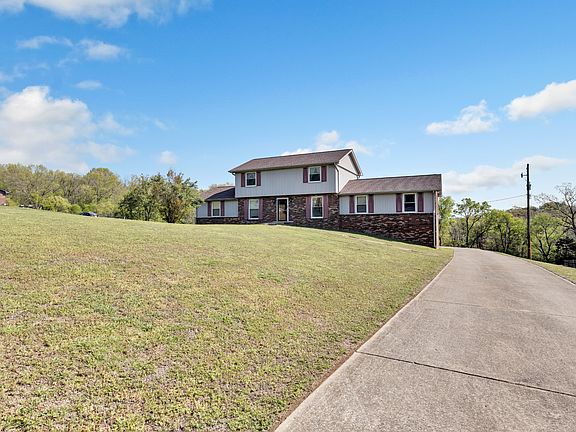 2nd image of 415 Highland Heights Dr