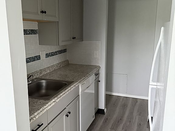 3rd image of 370 Newton Cir APT 211