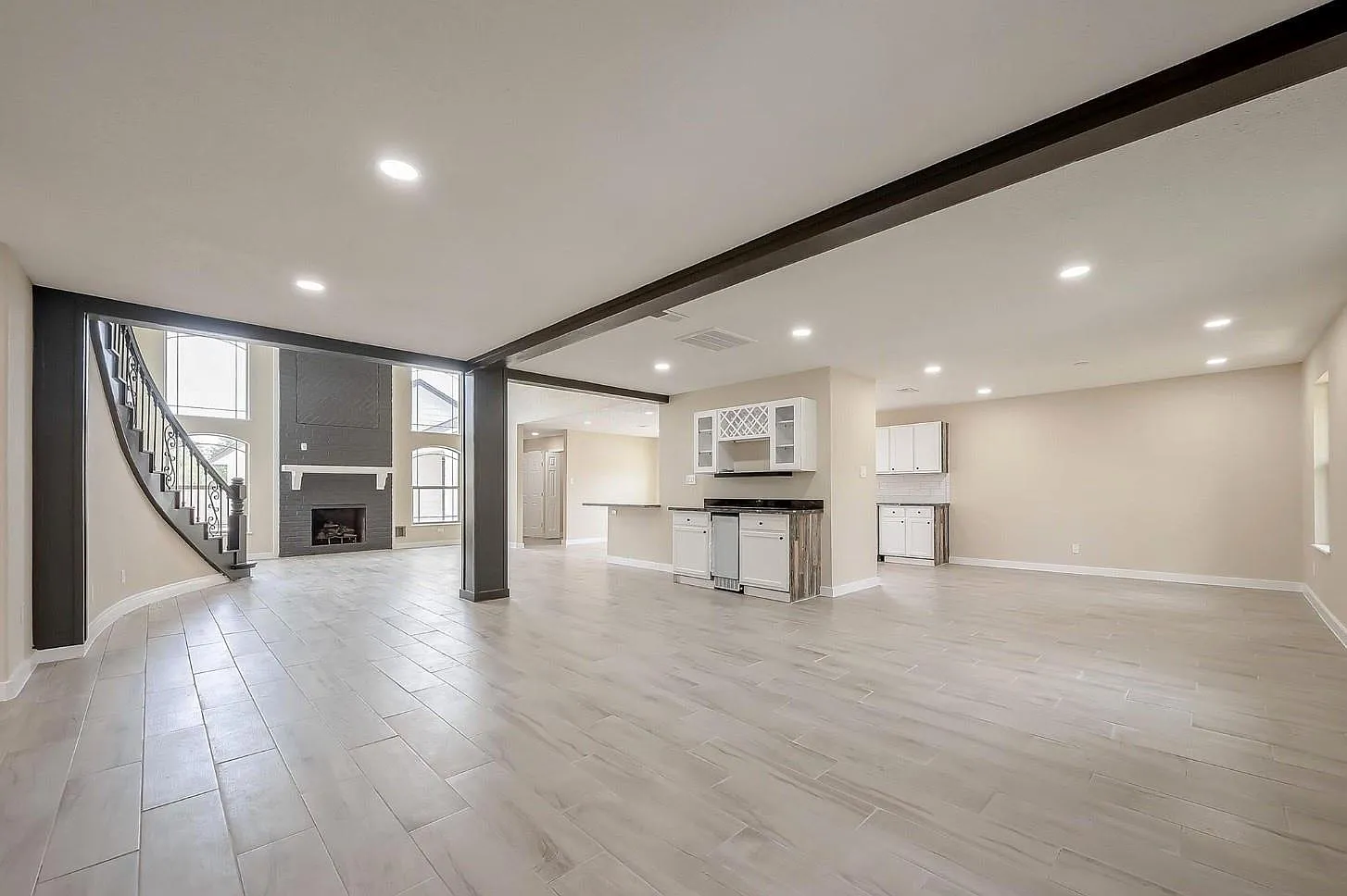 5 bed, 3.5 bath, 3772 sqft, $3,300 — Photo 3