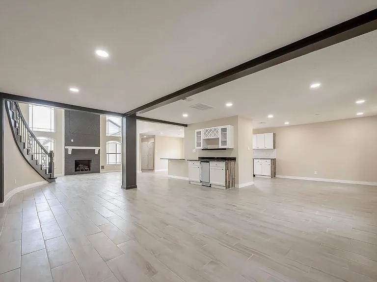 1011 Klamath Ln — Photo 3