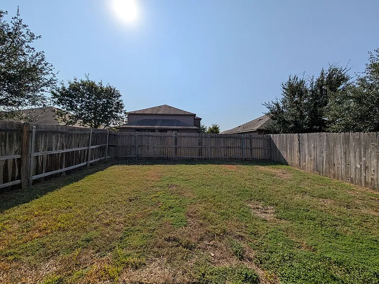 697 Creekside Cir — Photo 24