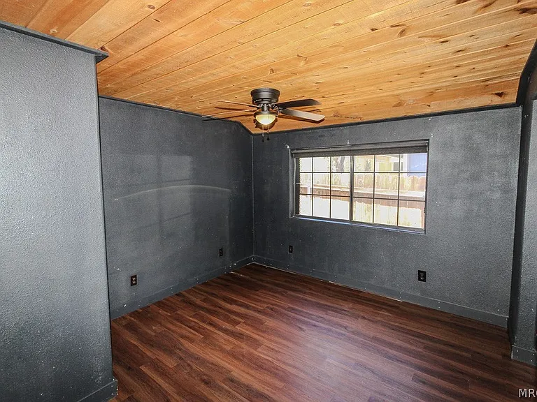 541 Spruce Ln — Photo 8