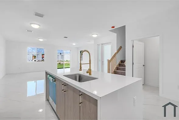 5 bed, 2503 sqft, $4,540 — Photo 2