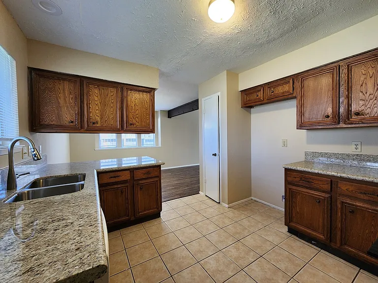 22810 Leedstown Ln — Photo 4