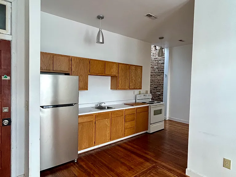 330 Valley St — Photo 4