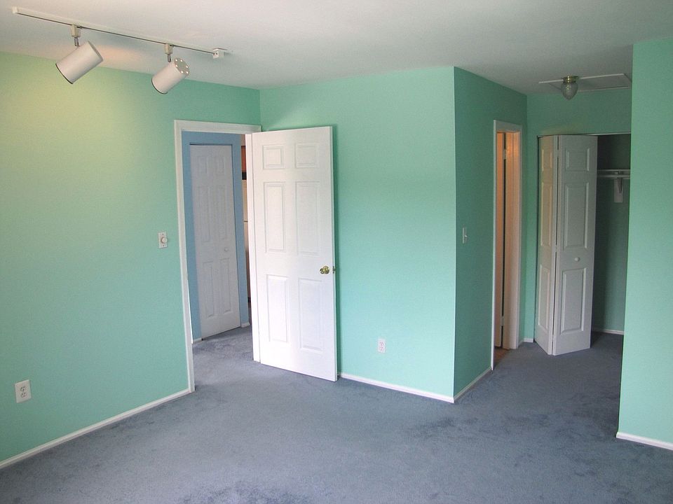 Bedroom w/big closets