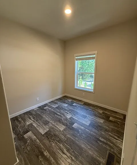 403 NW Commerce St — Photo 10