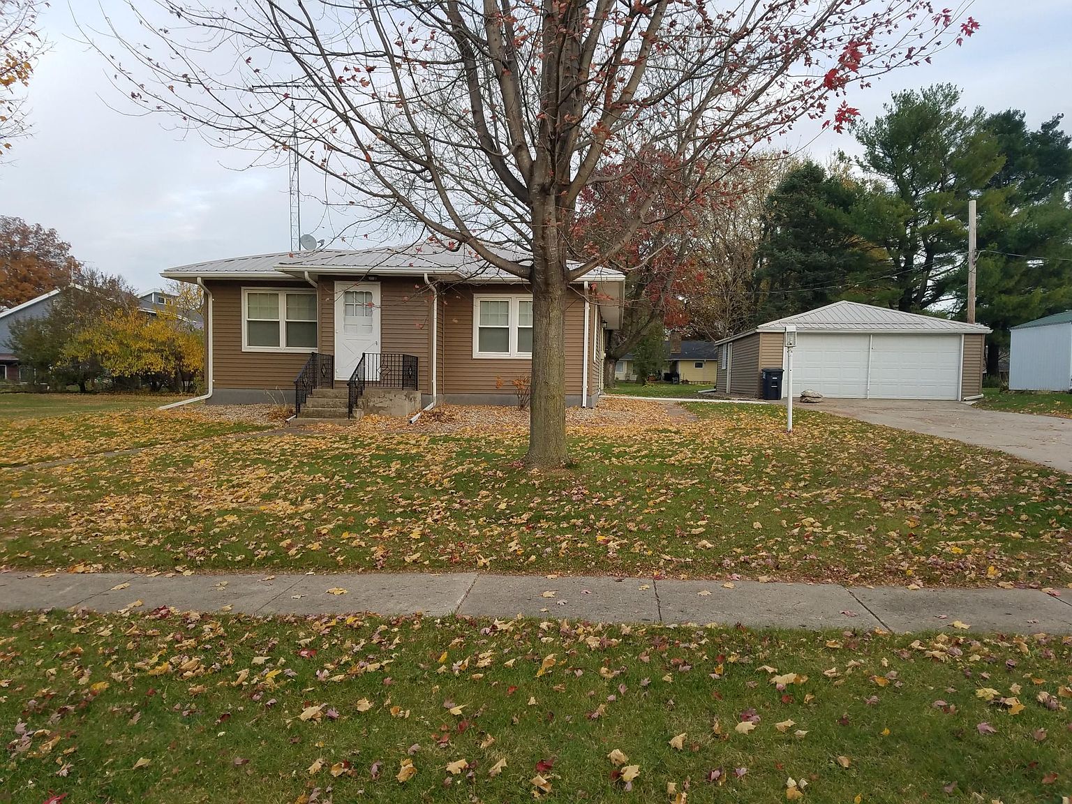 216 10th St, Aplington, IA 50604 Zillow