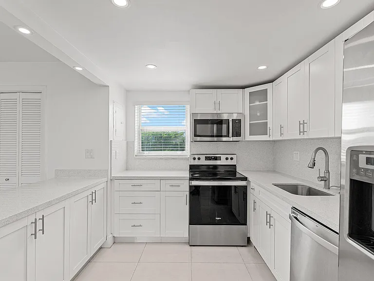 9170 Fontainebleau Blvd #301 — Photo 16
