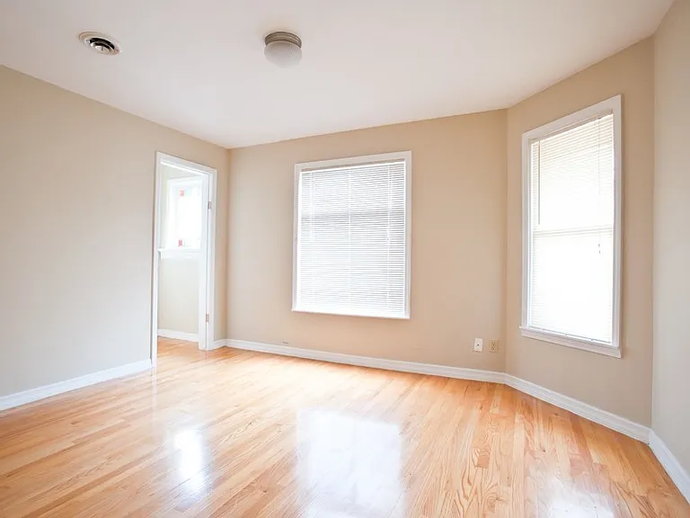 8/1-$1745 3 BR with Laundry, Upper Flat Close to Lakefront and UWM - 2431 N Farwell — Photo 3