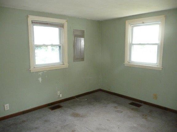 2nd image of 2379 Roosevelt Ave