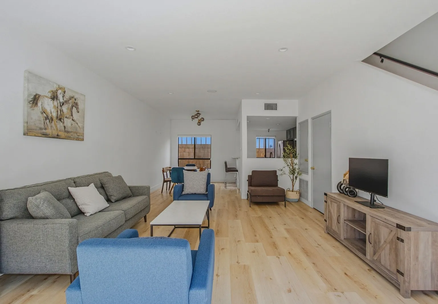 2 bed, 1152 sqft, $4,200 — Photo 2