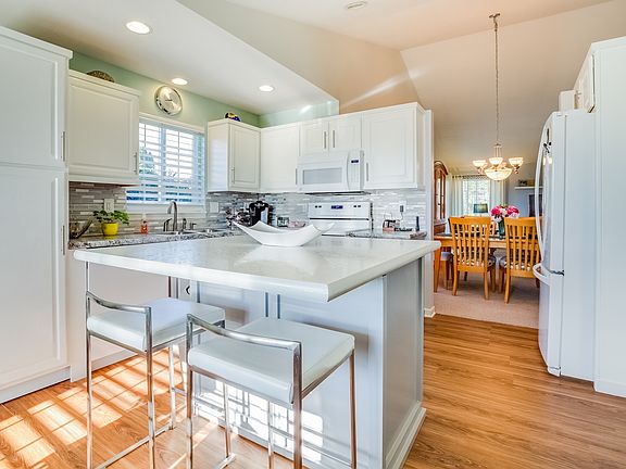3rd image of 1389 Woodfield Ln
