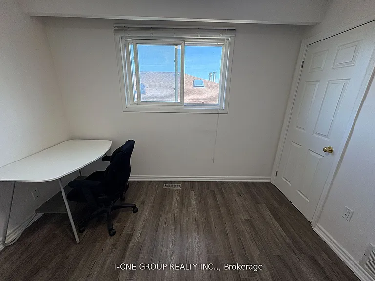 34 Navaho Dr #UPPER FL — Photo 10