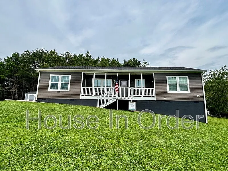 3 bed, 2.0 bath, 1580 sqft, $2,395 — Photo 1