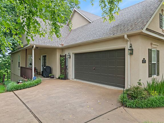 2nd image of 2903 Saratoga Ln