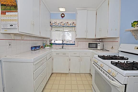 5th image of 611 Larchmont Dr