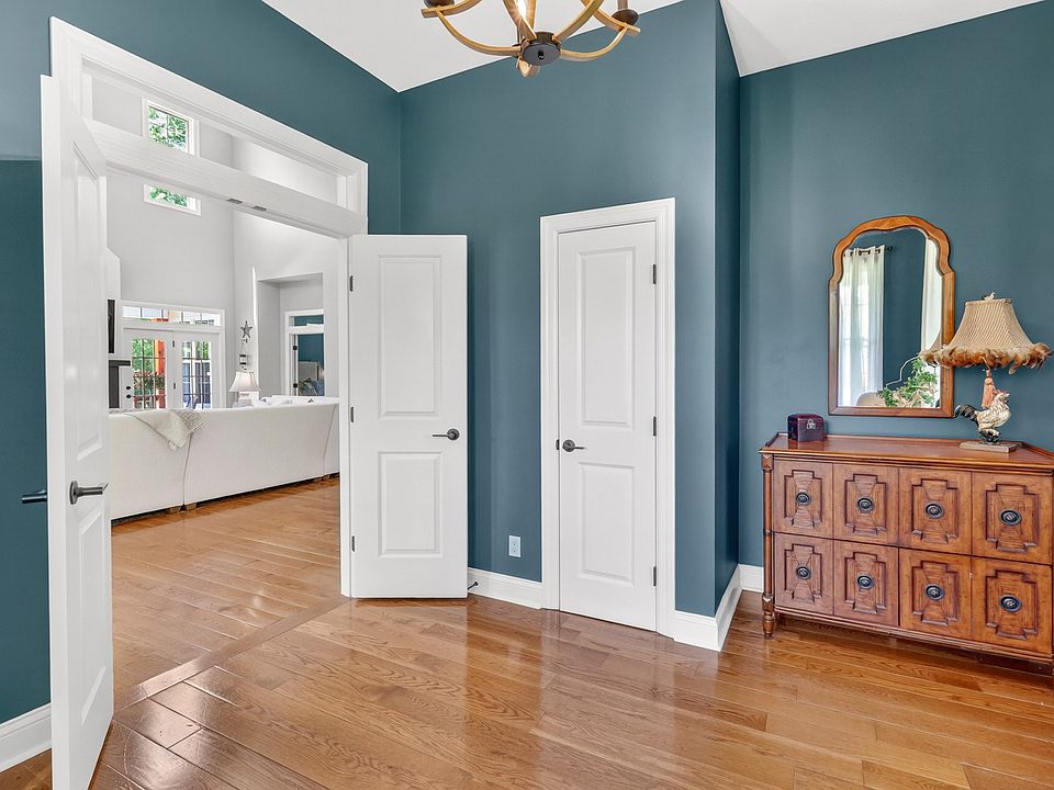 19th image of 157 Giles Ln