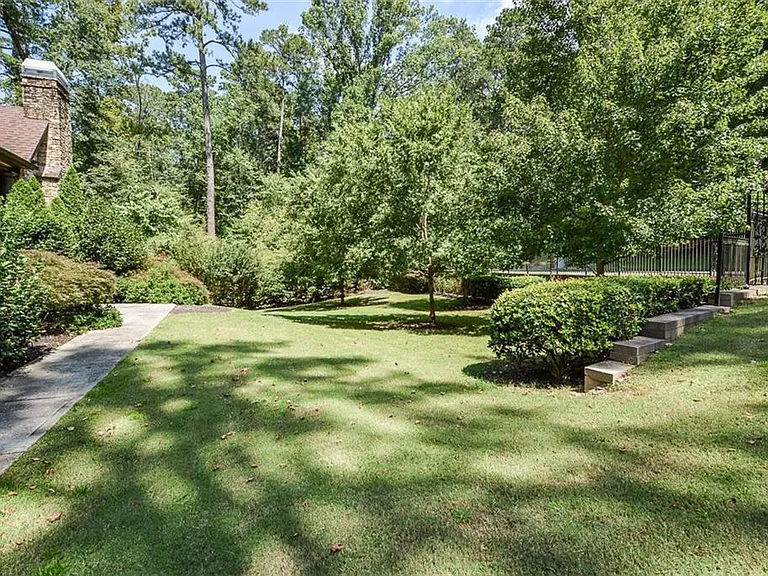 2210 Spalding Dr — Photo 14